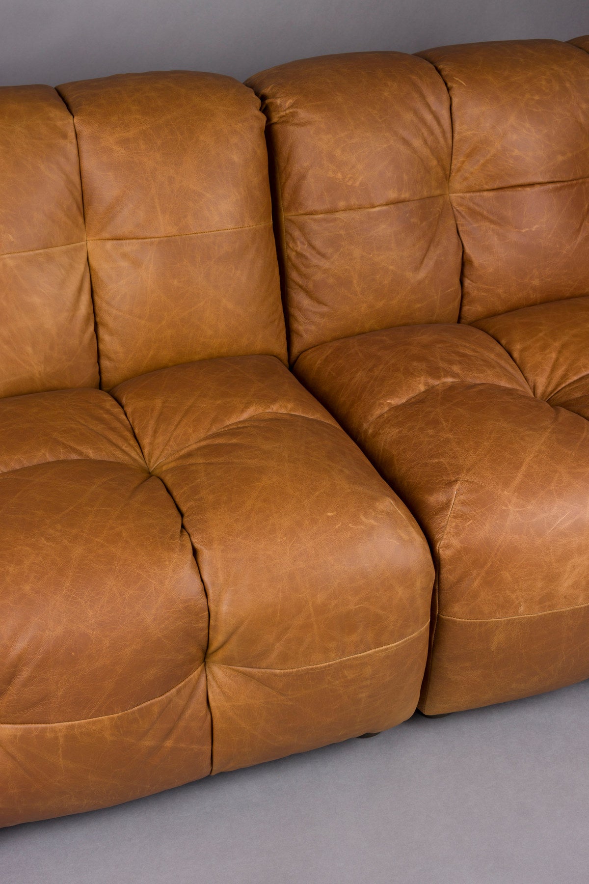 Sofa Hackman 3-Sitzer in Cognac präsentiert im Onlineshop von KAQTU Design AG. 3er Sofa ist von Dutchbone