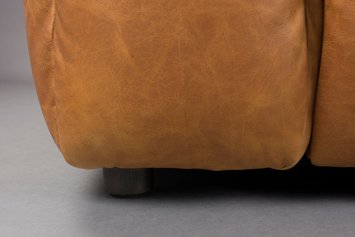 Sofa Hackman 4.5-Sitzer in Cognac präsentiert im Onlineshop von KAQTU Design AG. 4er Sofa ist von Dutchbone