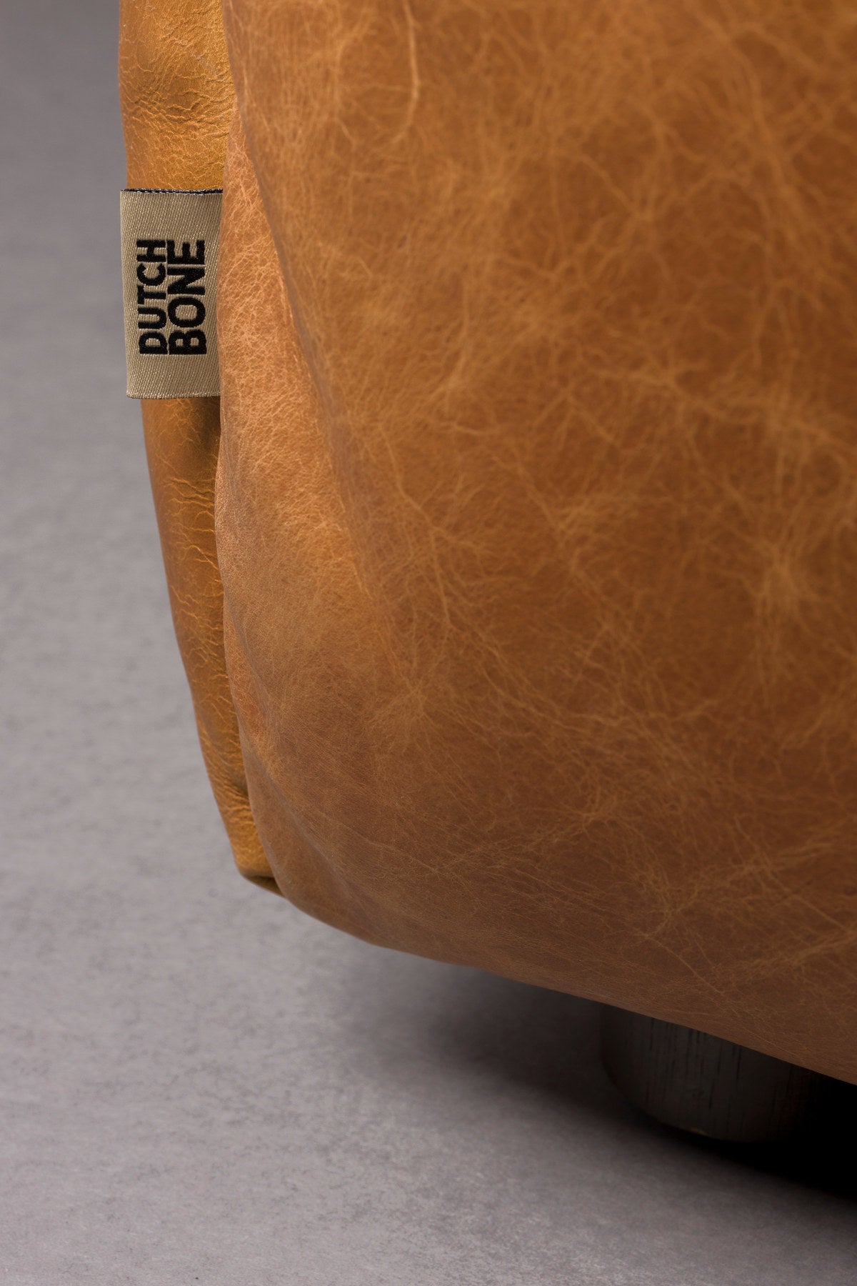 Sofa Hackman 4.5-Sitzer in Cognac präsentiert im Onlineshop von KAQTU Design AG. 4er Sofa ist von Dutchbone