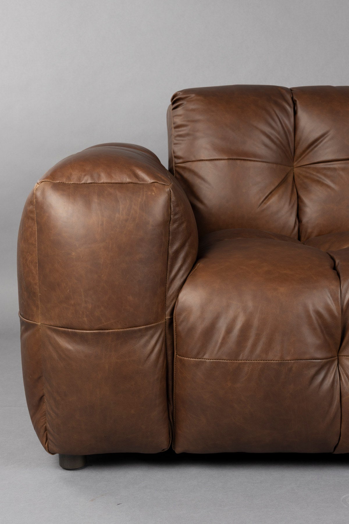 Sofa Hackman 4.5-Sitzer in Chocolate präsentiert im Onlineshop von KAQTU Design AG. 4er Sofa ist von Dutchbone