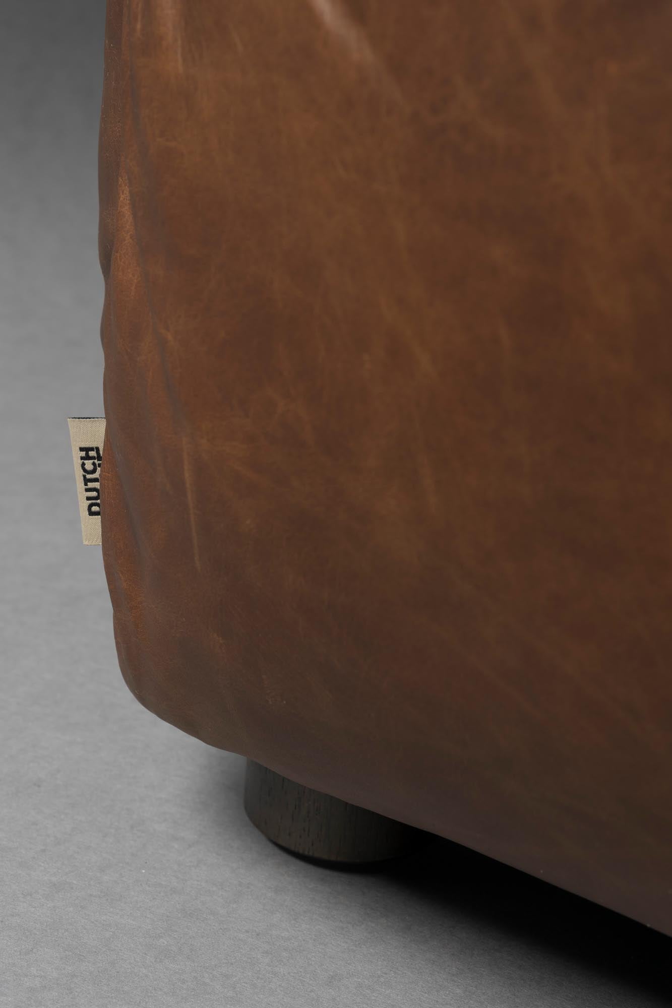 Erleben Sie das Dutchbone Hackman 4,5-Sitzer Sofa: Ein elegantes Möbelstück mit hochwertiger Velours-Polsterung, modulares Design und stabilen Holzbeinen.