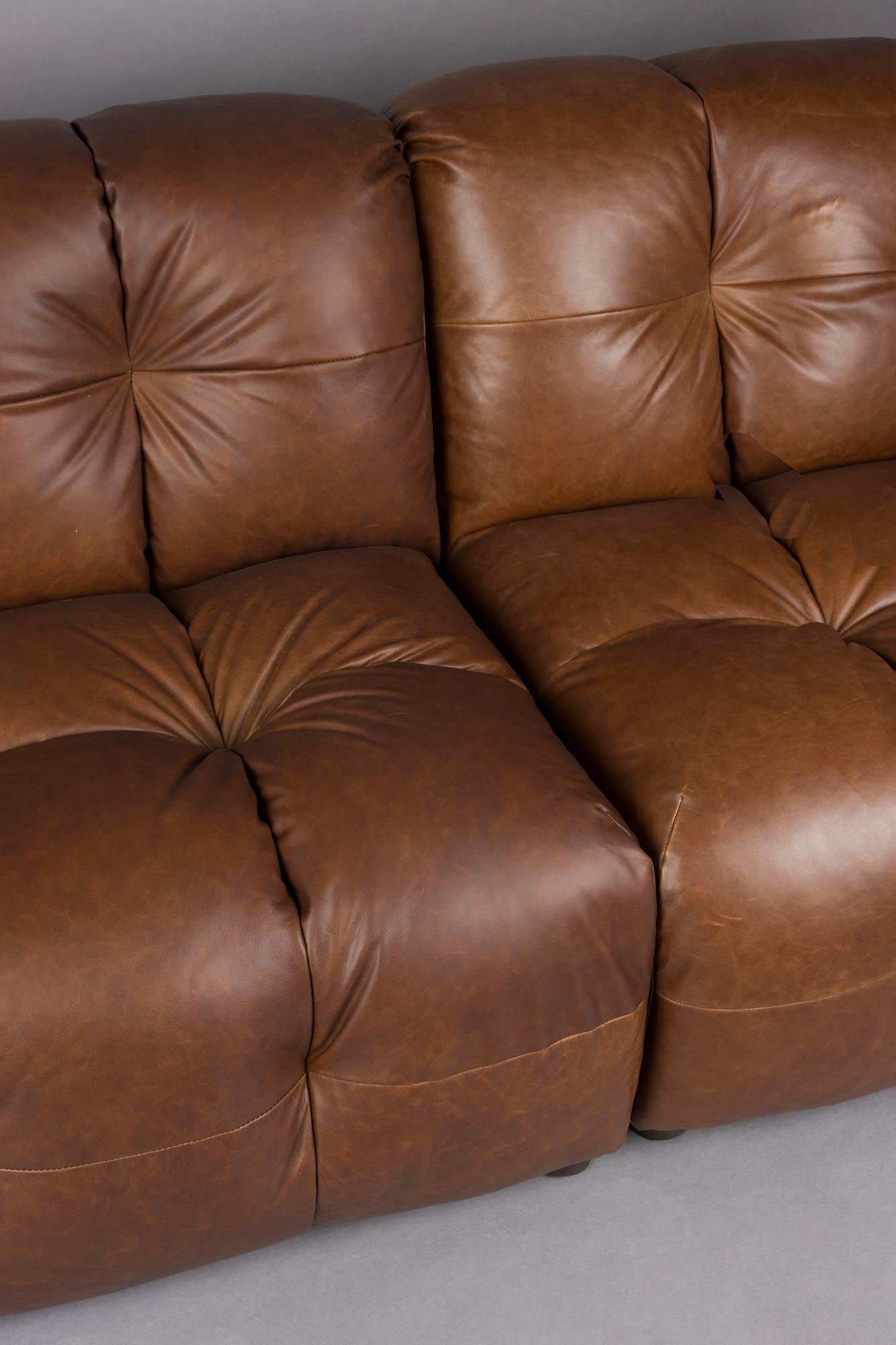 Erleben Sie das Dutchbone Hackman 4,5-Sitzer Sofa: Ein elegantes Möbelstück mit hochwertiger Velours-Polsterung, modulares Design und stabilen Holzbeinen.