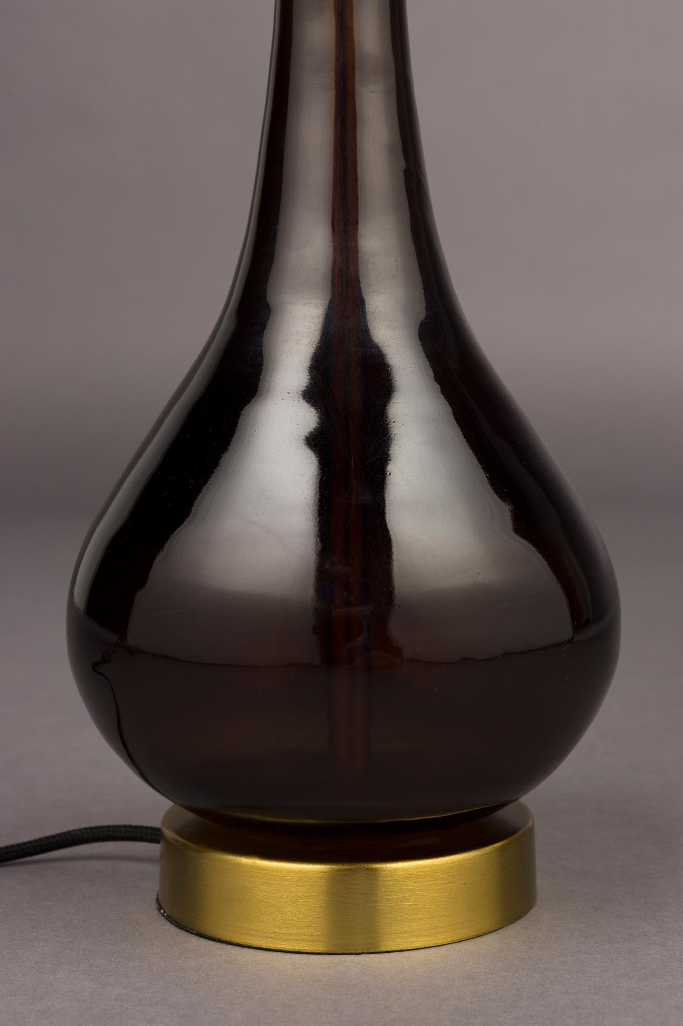 Die Tischleuchte Jules von Dutchbone kombiniert stilvolles Design mit Funktionalität. Ihr eleganter Lampenfuß aus braunem Glas und der rote Stoffschirm setzen Akzente in jedem Raum.