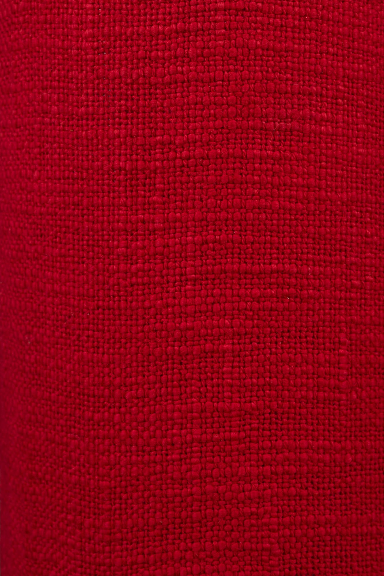 Die Tischleuchte Jules von Dutchbone vereint Eleganz und Funktionalität. Ihr einzigartiger Lampenfuß aus braunem Glas und der leuchtend rote Schirm schaffen eine warme Atmosphäre.