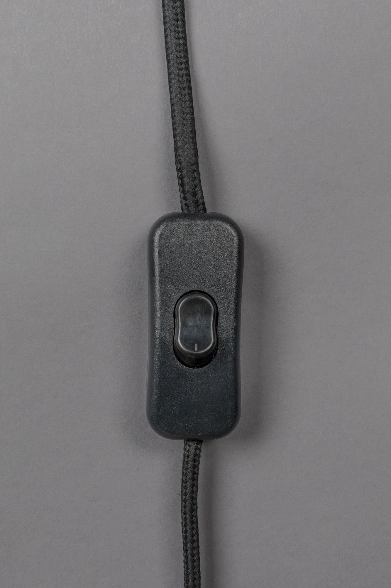 Die Tischleuchte Jules von Dutchbone kombiniert stilvolles Design mit hochwertiger Verarbeitung. Ihr eleganter Glasfuß und der rote Stoffschirm setzen Akzente.