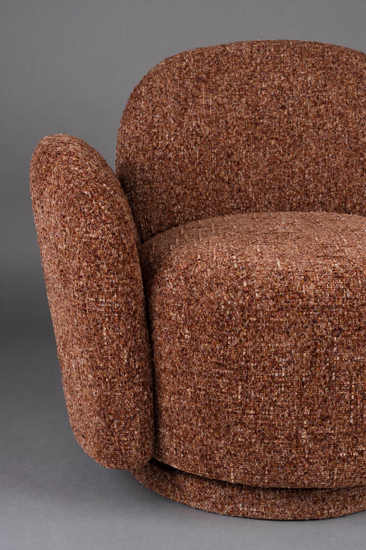 Sessel Rose Bordeaux Red in Rot präsentiert im Onlineshop von KAQTU Design AG. Drehsessel ist von Dutchbone