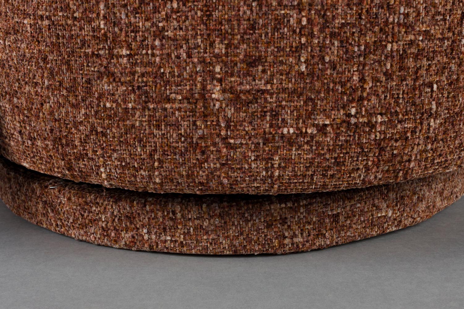 Erleben Sie den Sessel Rose Bordeaux Red von Dutchbone – ein blumiges Design, das Gemütlichkeit und Eleganz in jeden Raum zaubert.