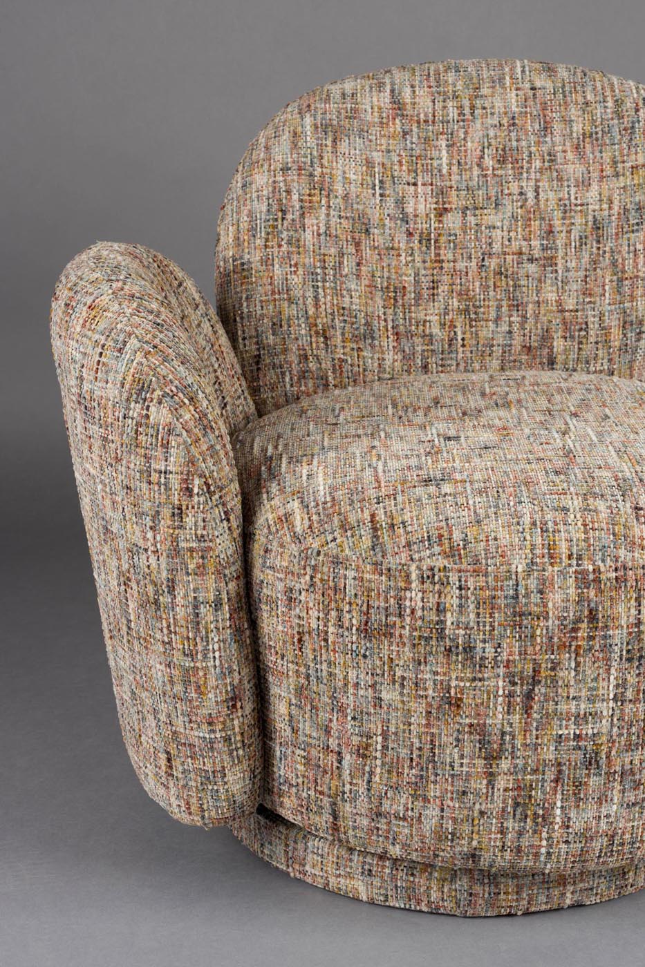 Der Sessel Rose Multicolour von Dutchbone vereint blumige Eleganz und Komfort. Ideal für einladende Wohnräume!