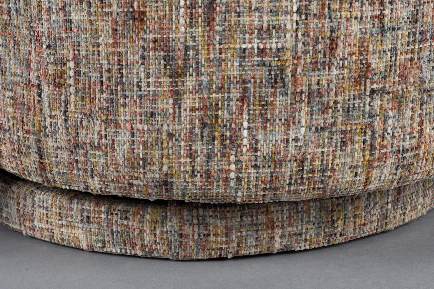 Der Sessel Rose Multicolour von Dutchbone begeistert mit seinem blumenförmigen Design und hochwertigem Stoff. Perfekt für stilvolle Entspannung!