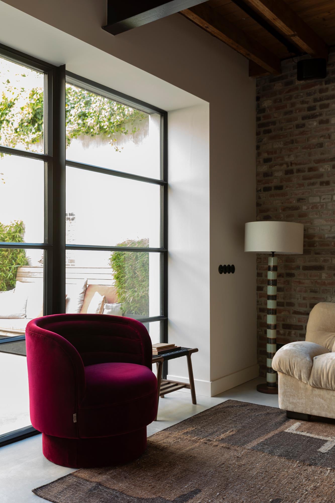 Entdecken Sie den Sessel Dorothy von Dutchbone – ein stilvoller Samtsessel, der Eleganz und Gemütlichkeit perfekt vereint.