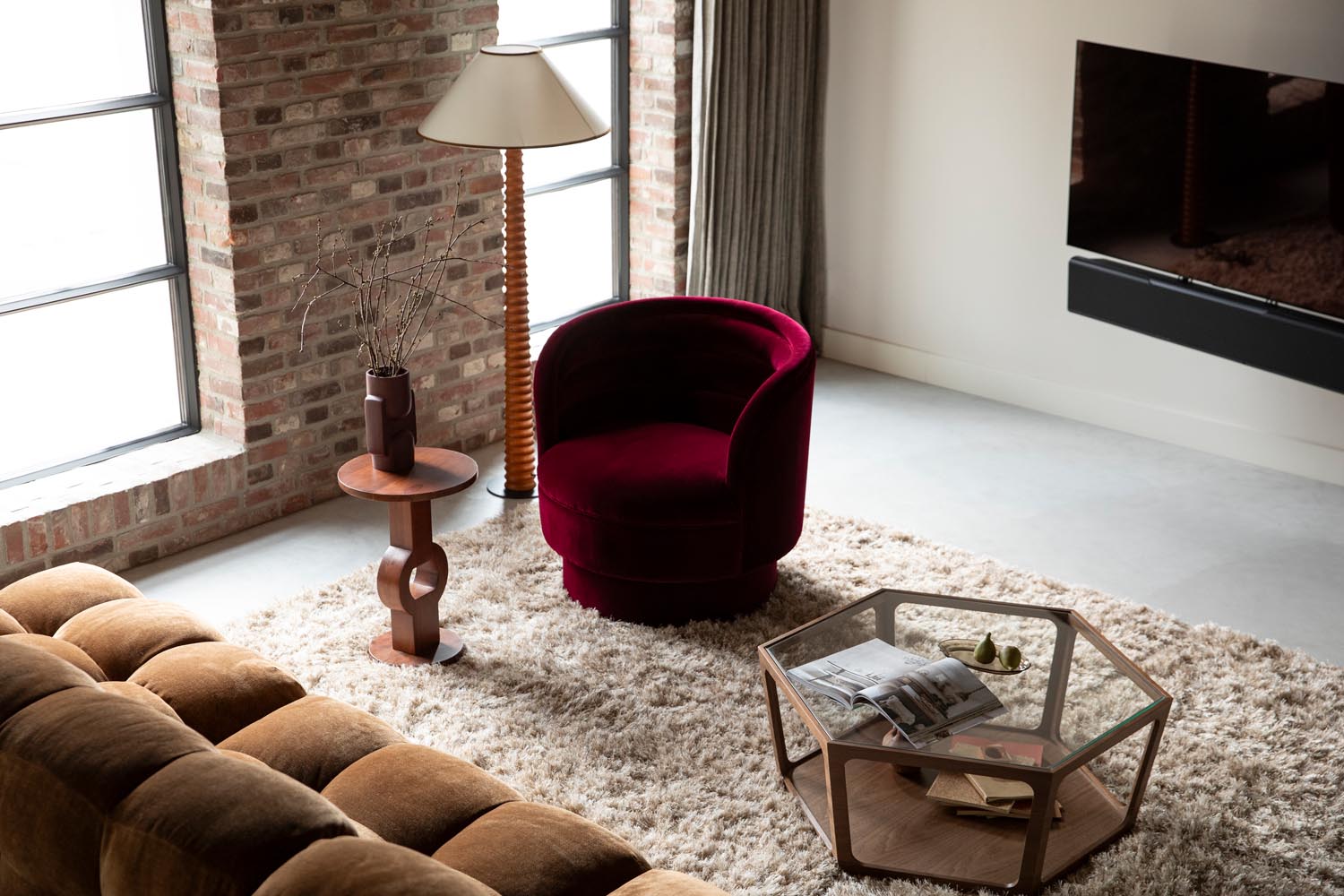 Erleben Sie den Sessel Dorothy von Dutchbone – ein luxuriöser Samtsessel, der Vintage-Charme und höchsten Komfort in Ihr Zuhause bringt.