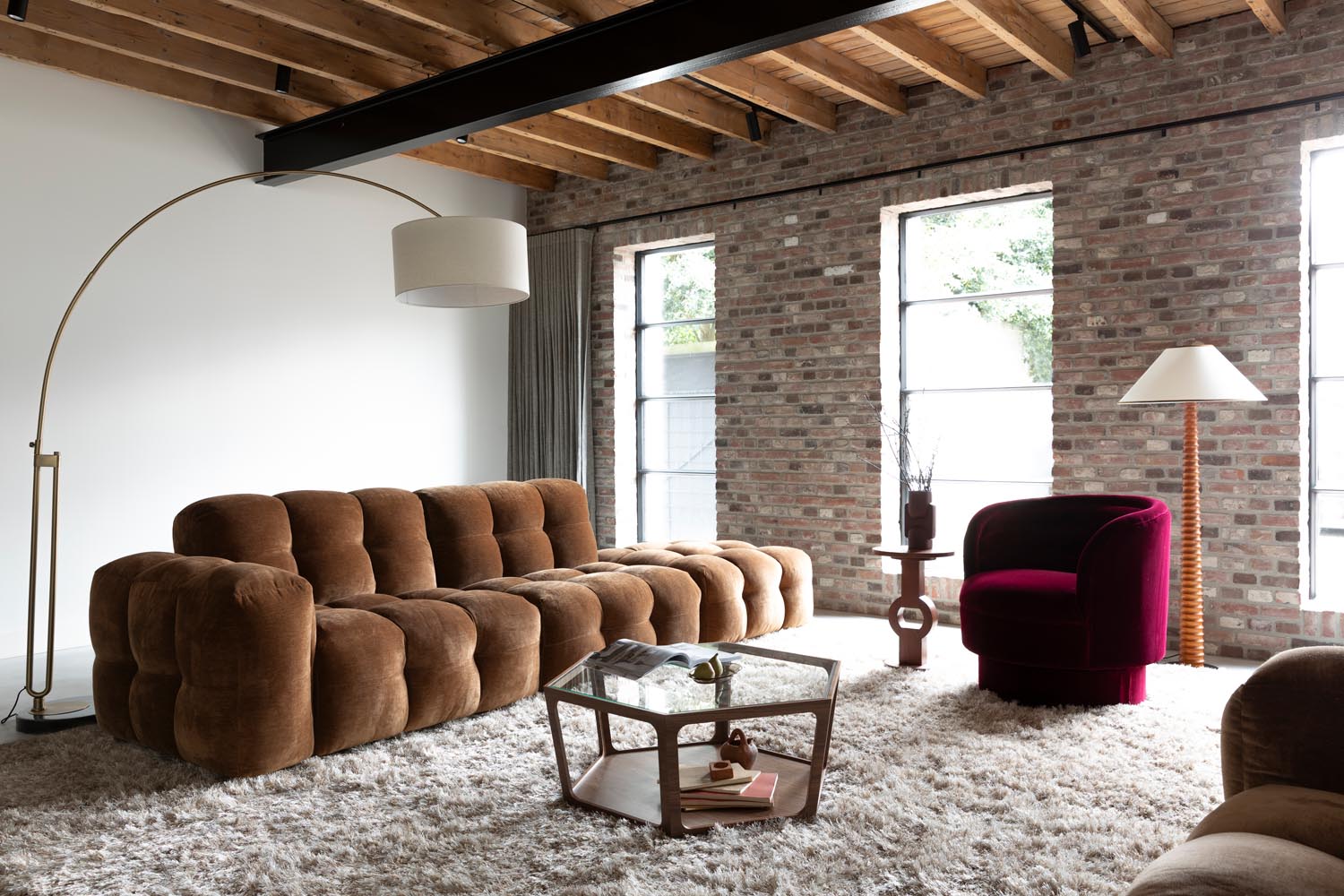 Erleben Sie den Sessel Dorothy von Dutchbone – ein luxuriöser Samtsessel, der Vintage-Charme und höchsten Komfort in Ihr Zuhause bringt.