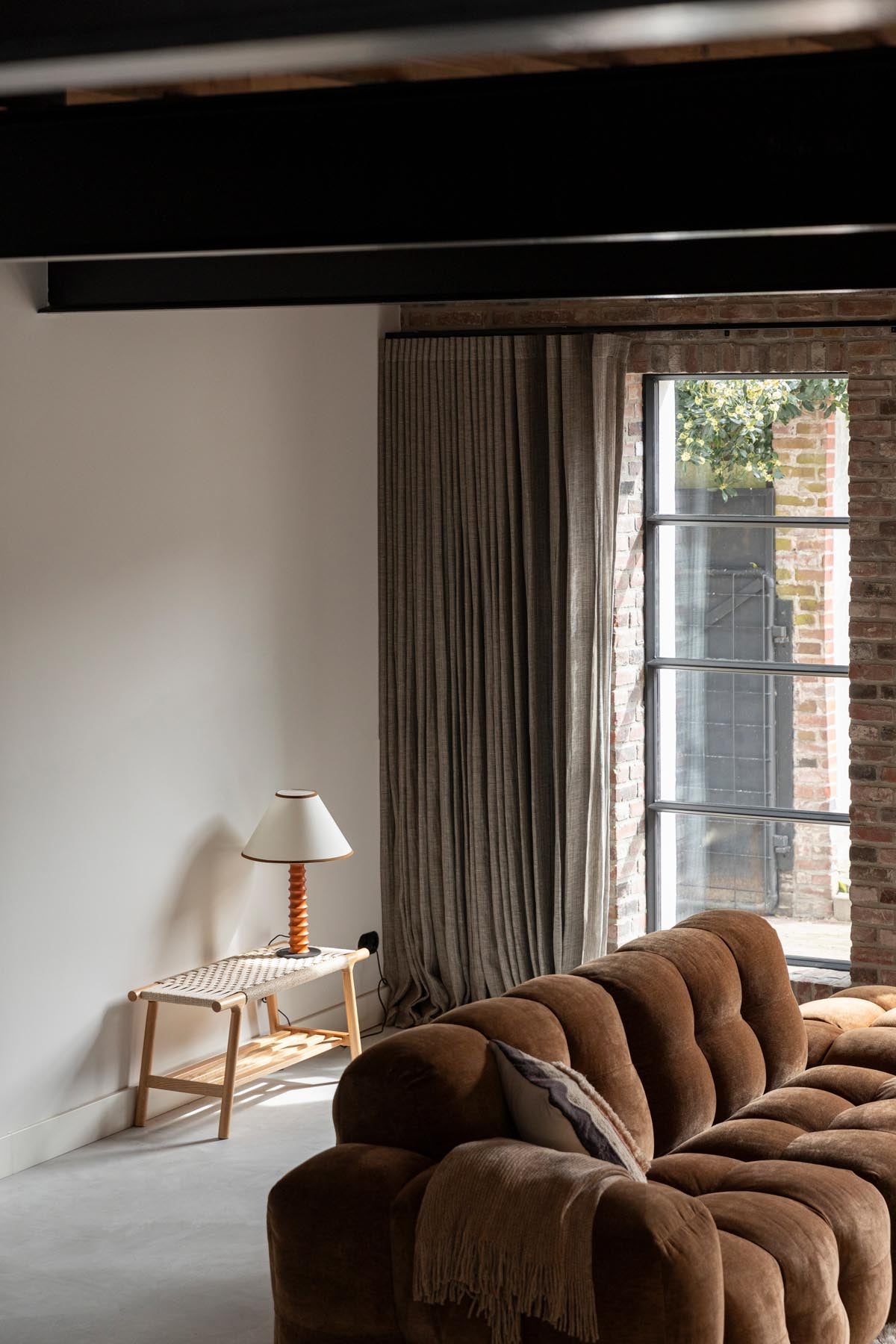 Stilvolle Kintaro Bank von Dutchbone, kombiniert modernes Design mit einzigartigen Akzenten, perfekt für ein zeitgemäßes Zuhause.