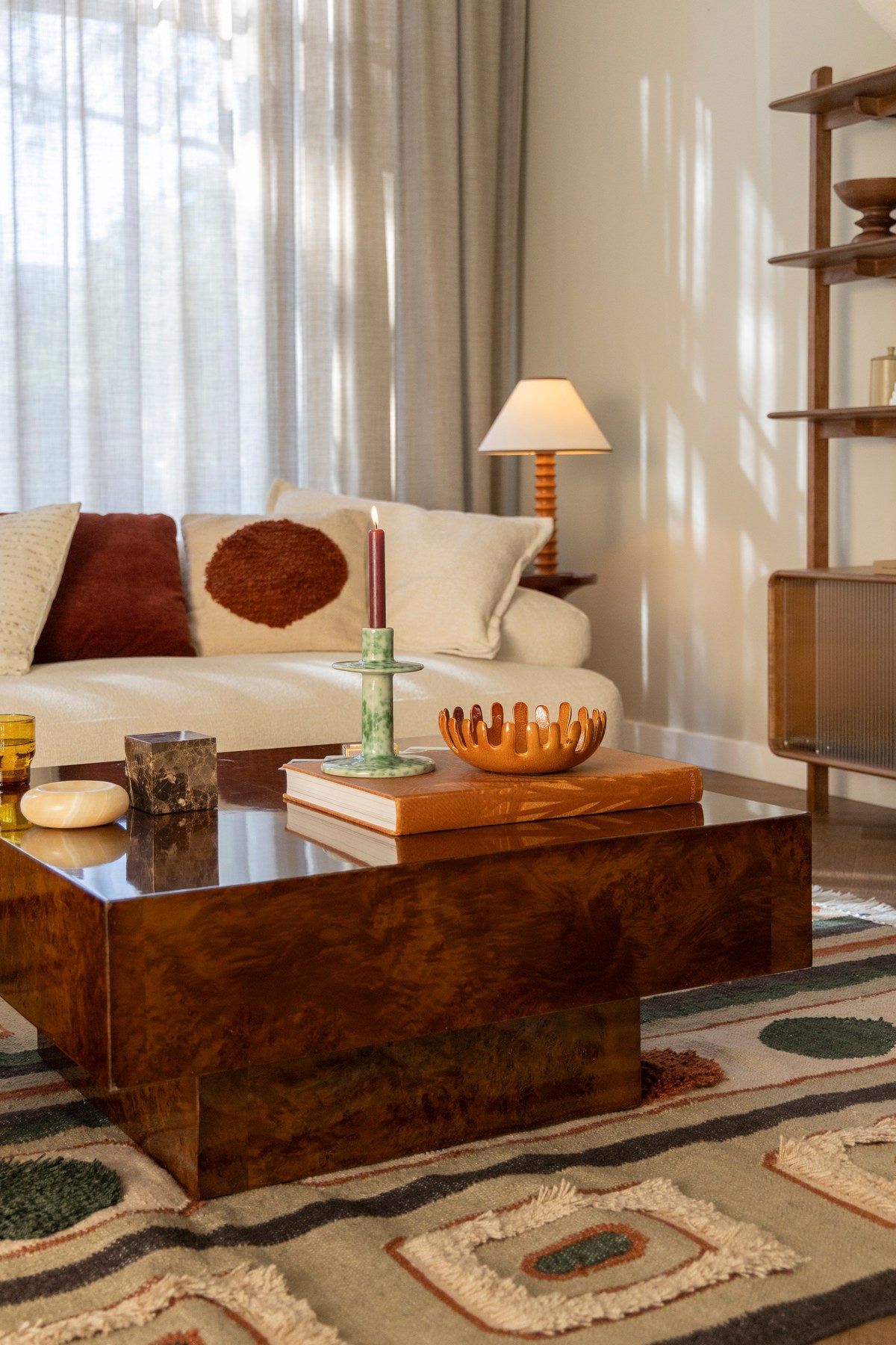 Quadratischer Couchtisch Quinn von Dutchbone in Braun mit glänzender Wurzelholzfurnier-Oberfläche