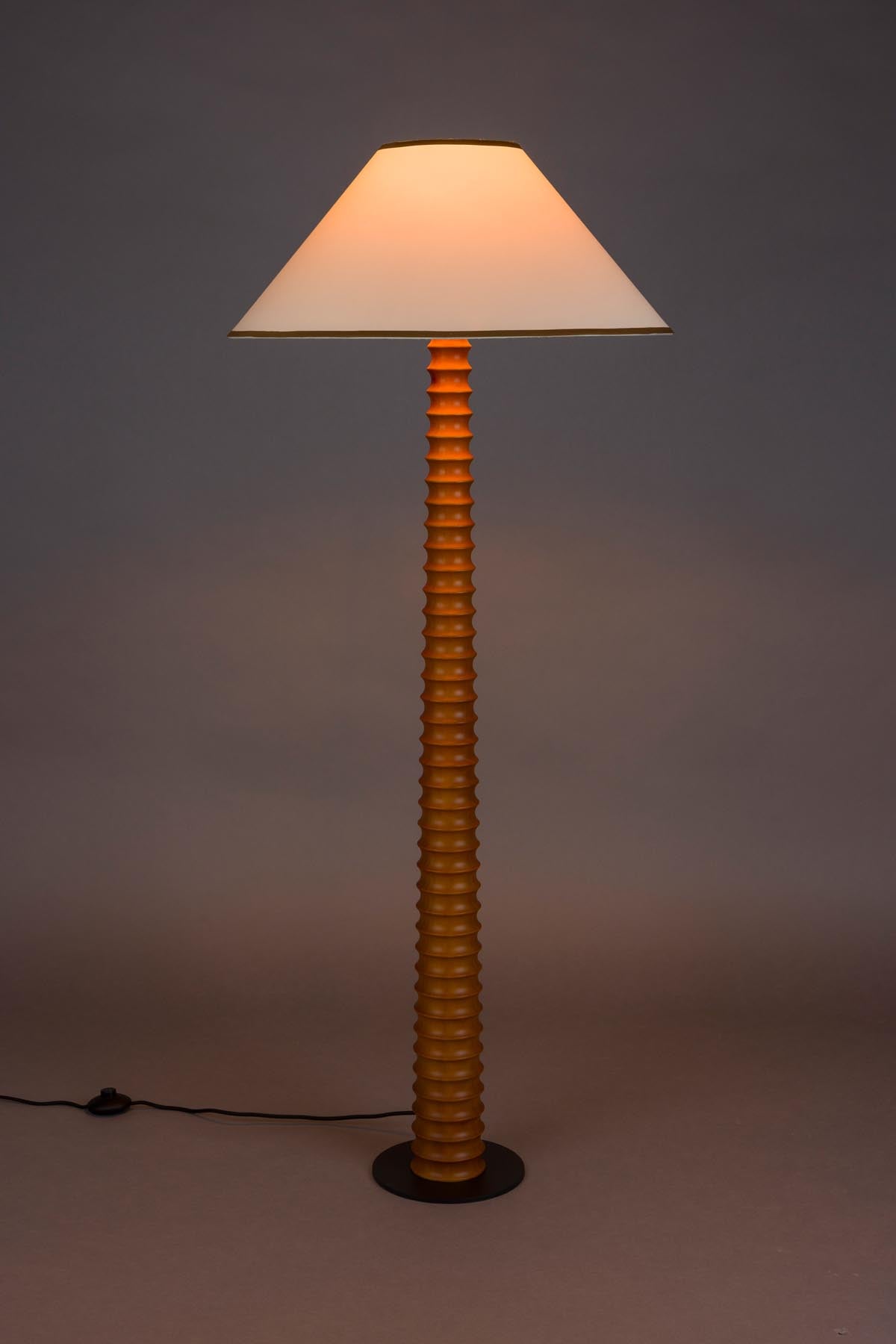 Stehleuchte Horace in Brown präsentiert im Onlineshop von KAQTU Design AG. Stehleuchte ist von Dutchbone