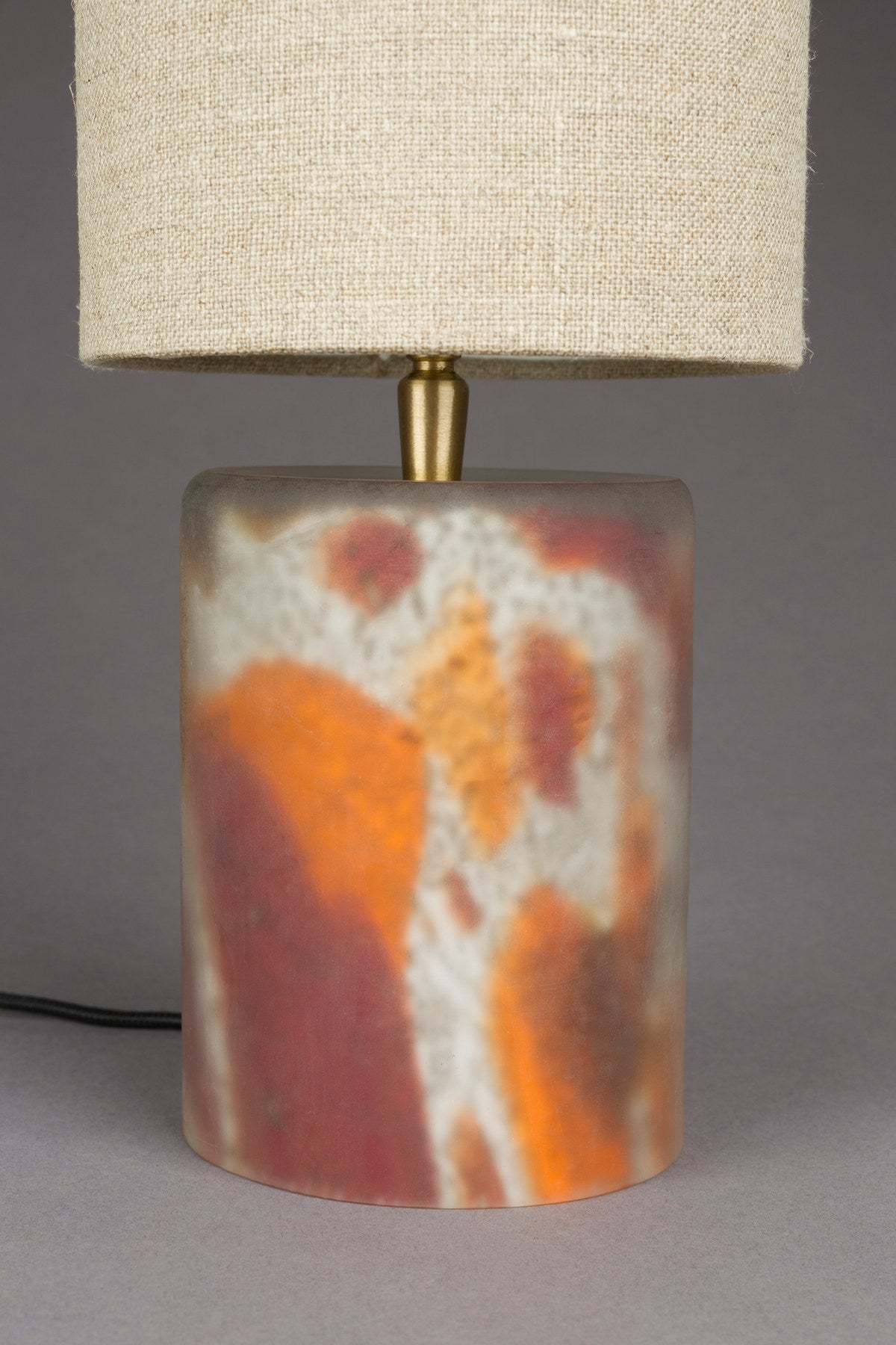 Tischleuchte Earl in Mehrfarbig präsentiert im Onlineshop von KAQTU Design AG. Tischleuchte ist von Dutchbone