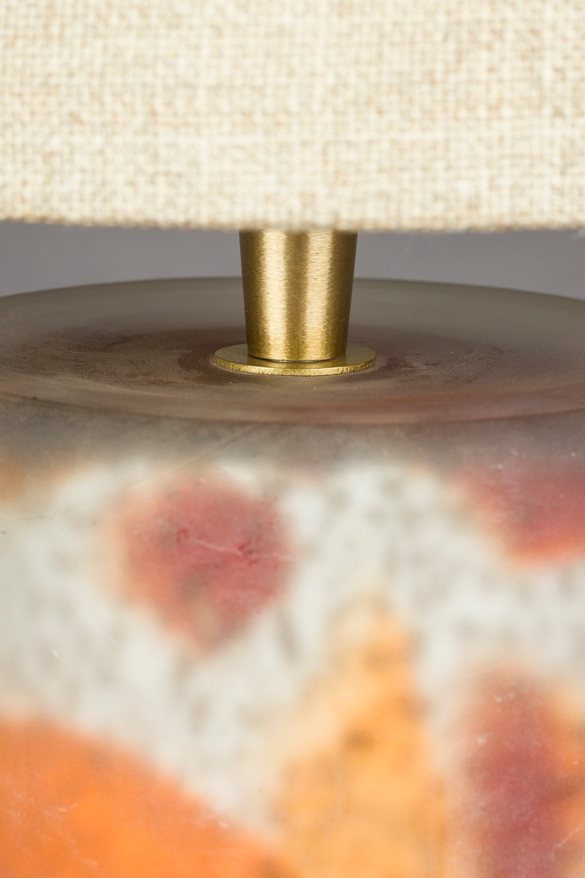 Tischleuchte Earl in Mehrfarbig präsentiert im Onlineshop von KAQTU Design AG. Tischleuchte ist von Dutchbone