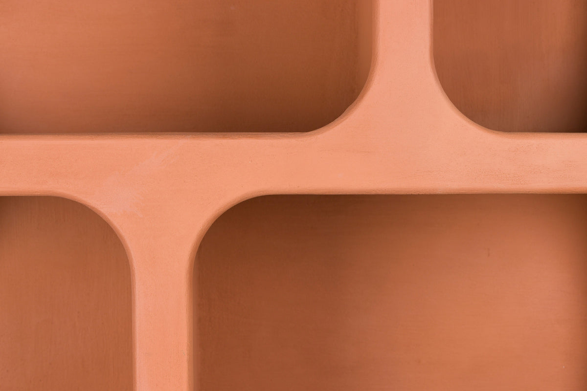 Bücherregal Dundee in Terracotta aus mattem Holz mit ungleichmässigen Fächern