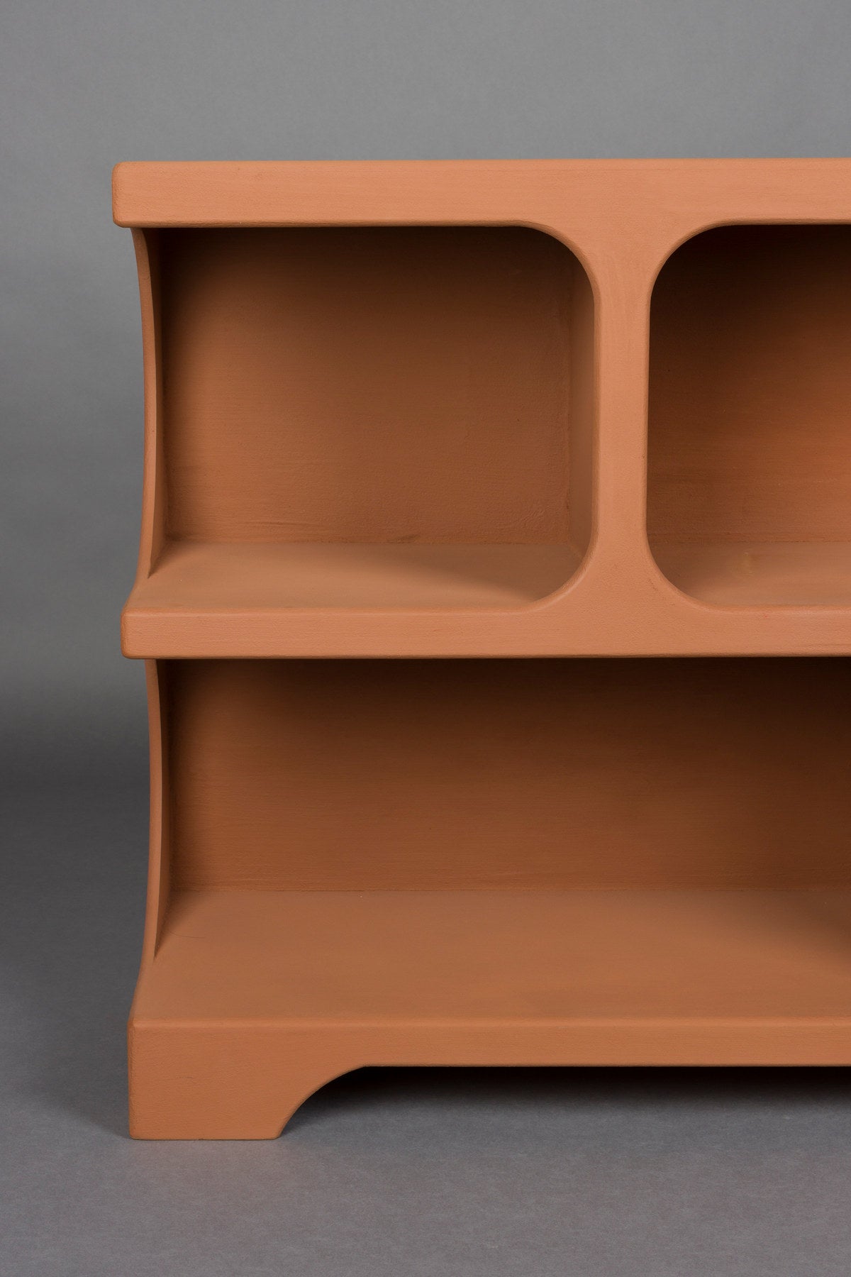 Bücherregal Dundee in Terracotta aus mattem Holz mit ungleichmässigen Fächern