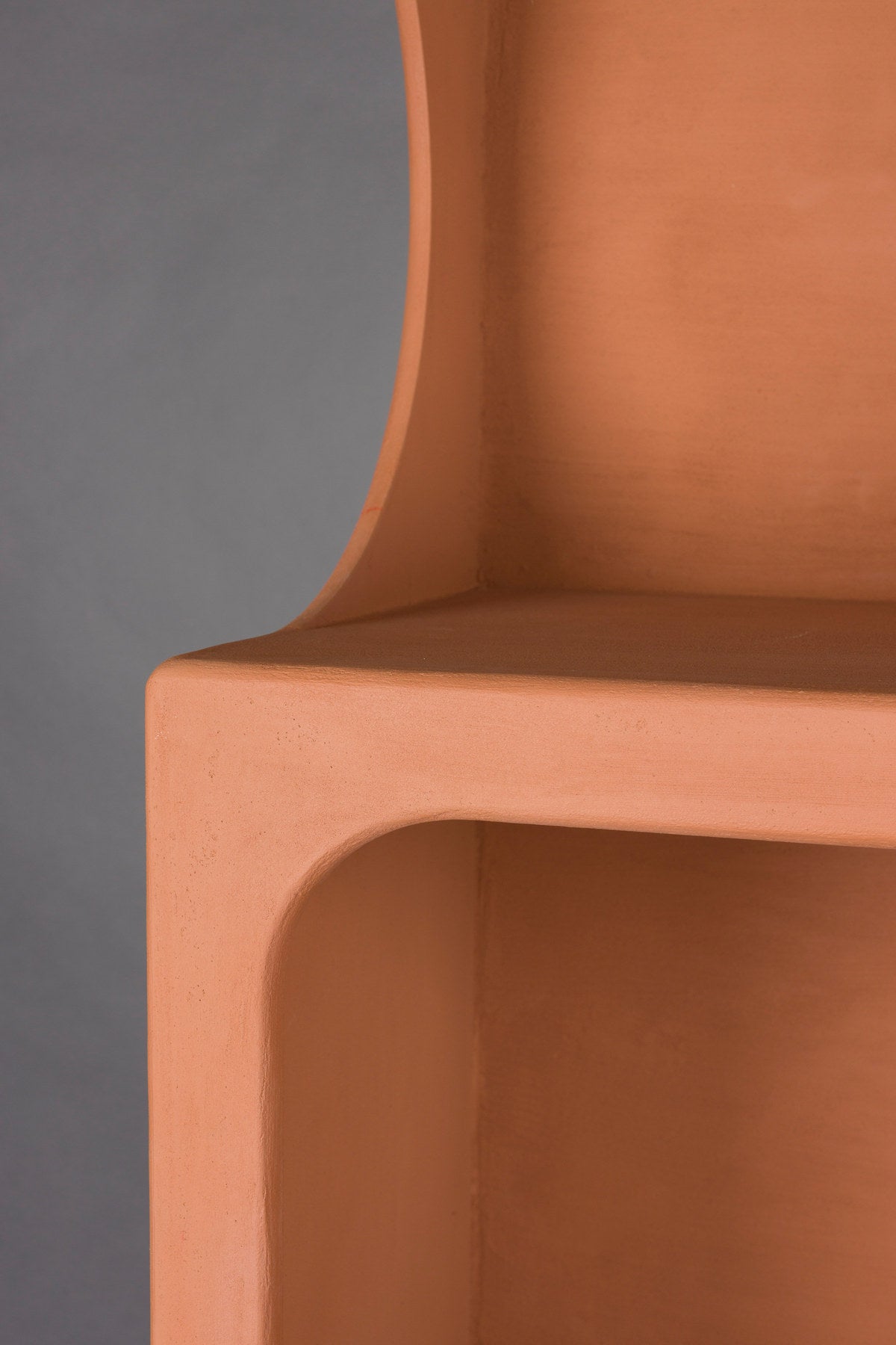 Bücherregal Dundee in Terracotta aus mattem Holz mit ungleichmässigen Fächern