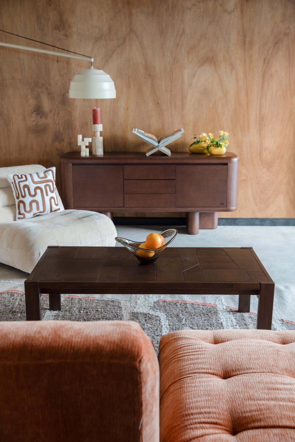 Eleganter Couchtisch Bruneau von Dutchbone in warmem Braun, ideal für stilvolle Wohnräume und gemütliche Abende.