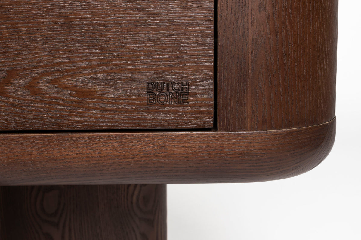 Cabinet Herman in Braun mit vier Schubladen und wellenförmig geschwungenen Füssen