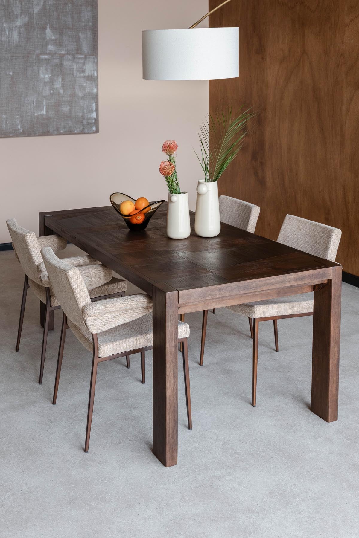 Stilvolle Vase Dot von Dutchbone in zartem Beige, perfekt für moderne Dekoration und kreative Blumenarrangements in jedem Raum.