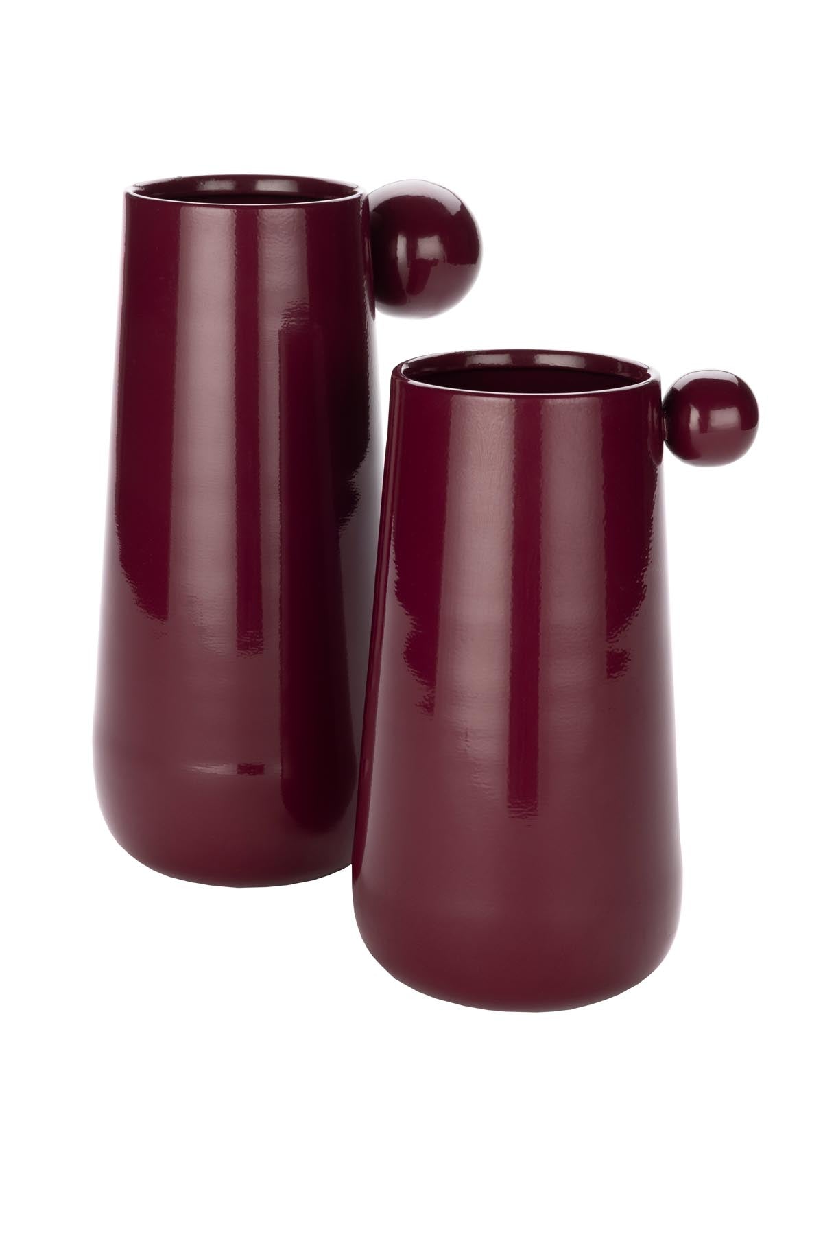 Stilvolle rote Vase Dot von Dutchbone, perfekt für moderne Arrangements und als dekoratives Highlight in jedem Zuhause.