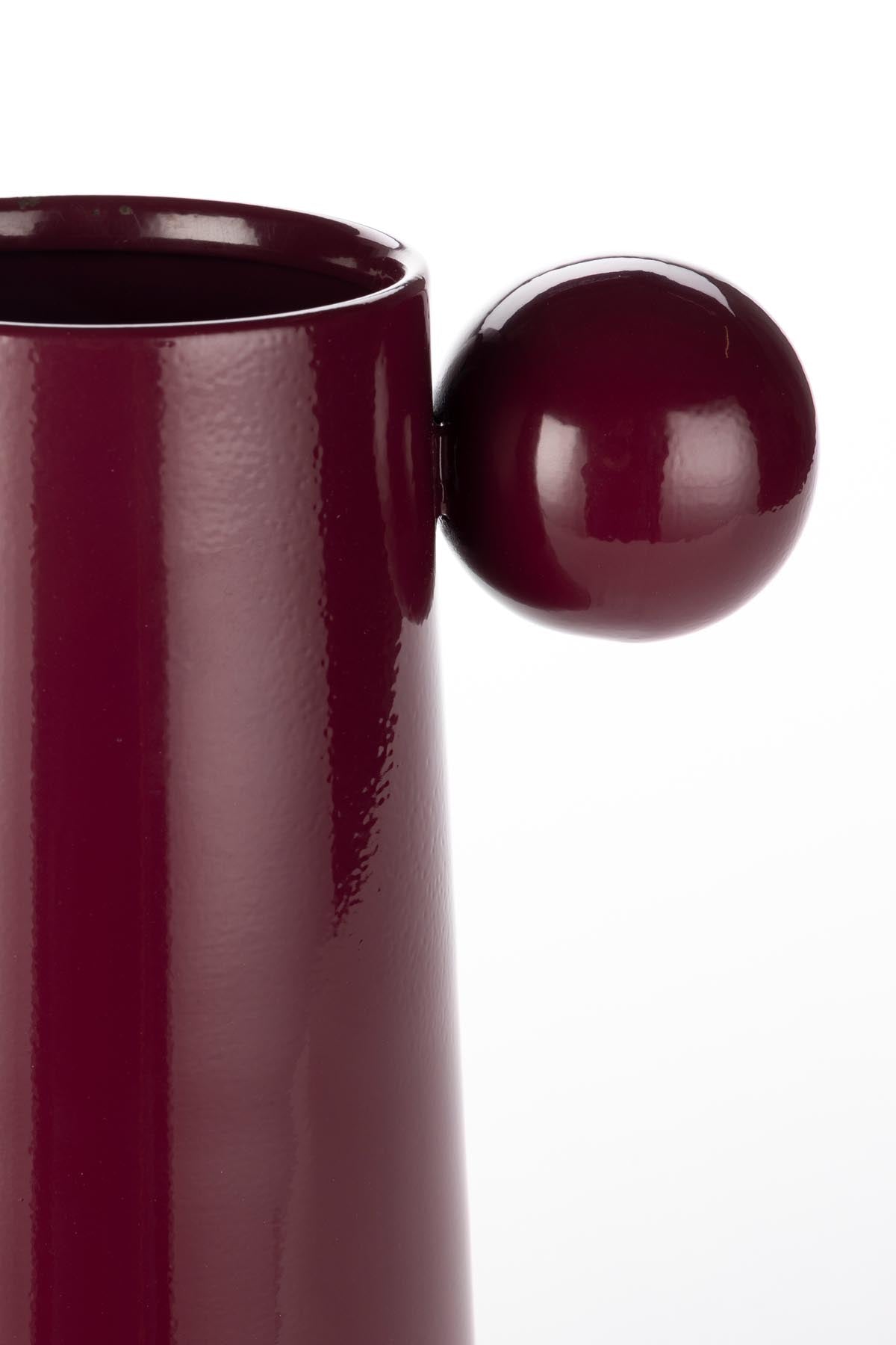 Elegante rote Vase Dot von Dutchbone, ideal für stilvolle Blumenarrangements und als auffälliges Deko-Element in Ihrem Zuhause.