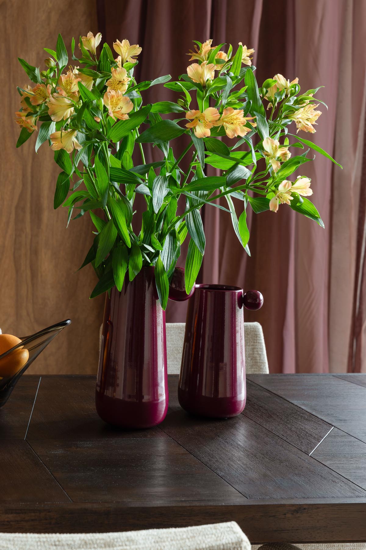 Elegante rote Vase Dot von Dutchbone, ideal für dekorative Blumenarrangements und als stilvolles Wohnaccessoire.