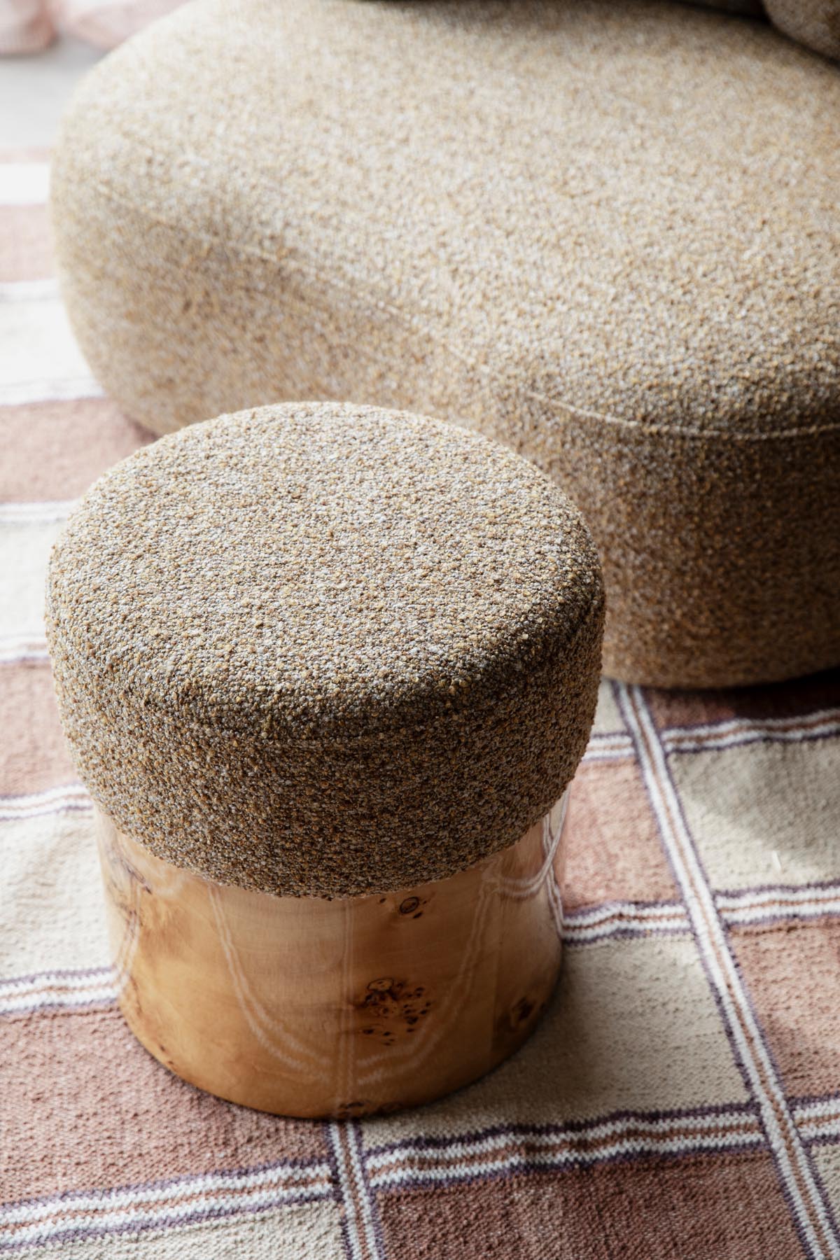 Stuhl Burlin in Braun präsentiert im Onlineshop von KAQTU Design AG. Hocker ist von Dutchbone