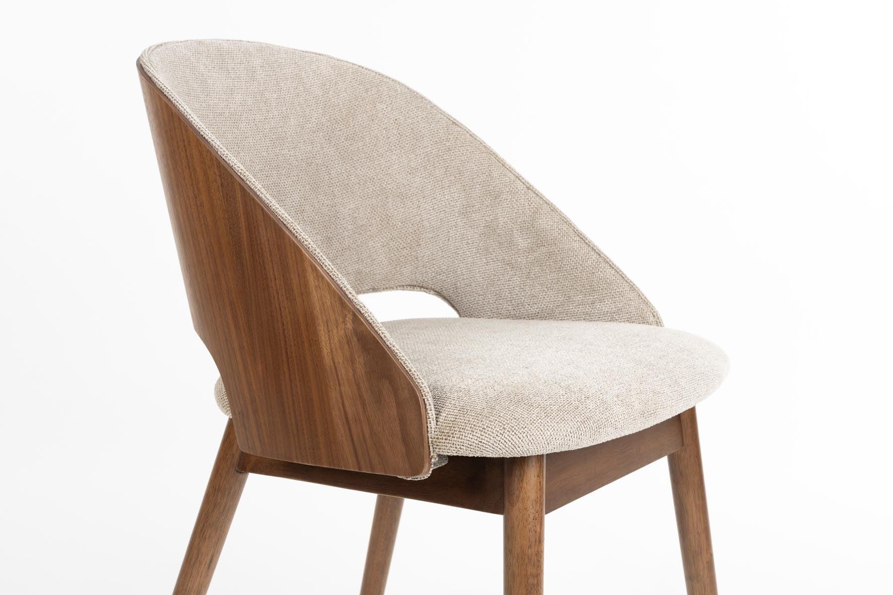 Stuhl Velore in Beige präsentiert im Onlineshop von KAQTU Design AG. Stuhl ist von Dutchbone
