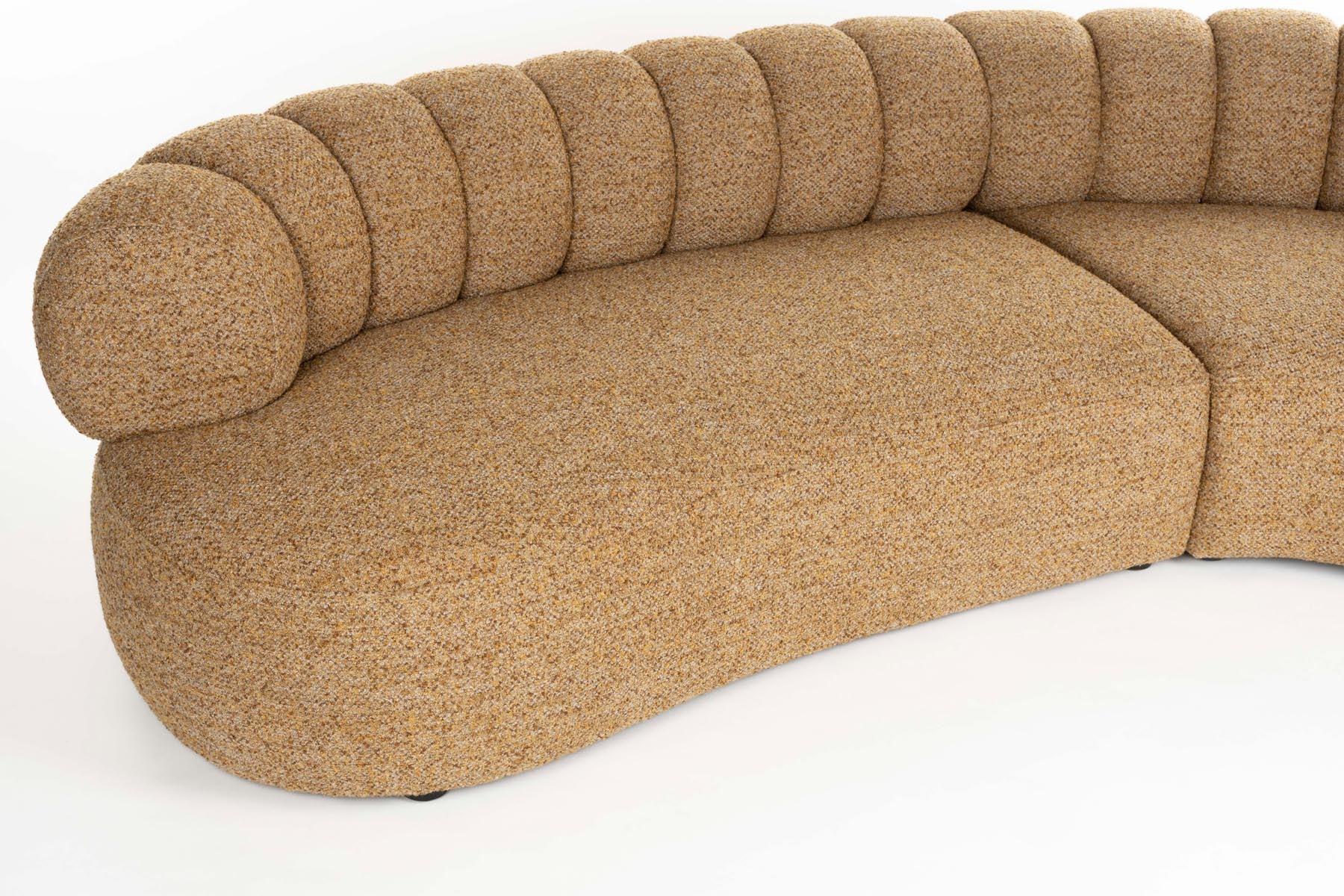 Sofa Duvane 7-Sitzer in Braun präsentiert im Onlineshop von KAQTU Design AG. 5er Sofa ist von Dutchbone