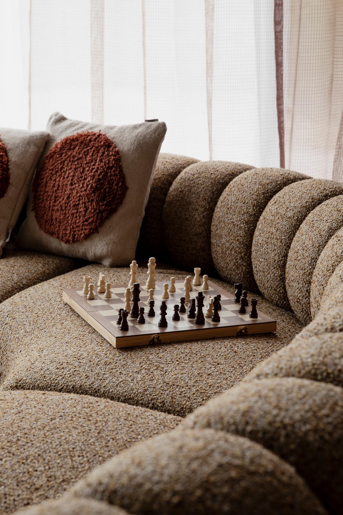 Sofa Duvane 7-Sitzer in Braun präsentiert im Onlineshop von KAQTU Design AG. 5er Sofa ist von Dutchbone