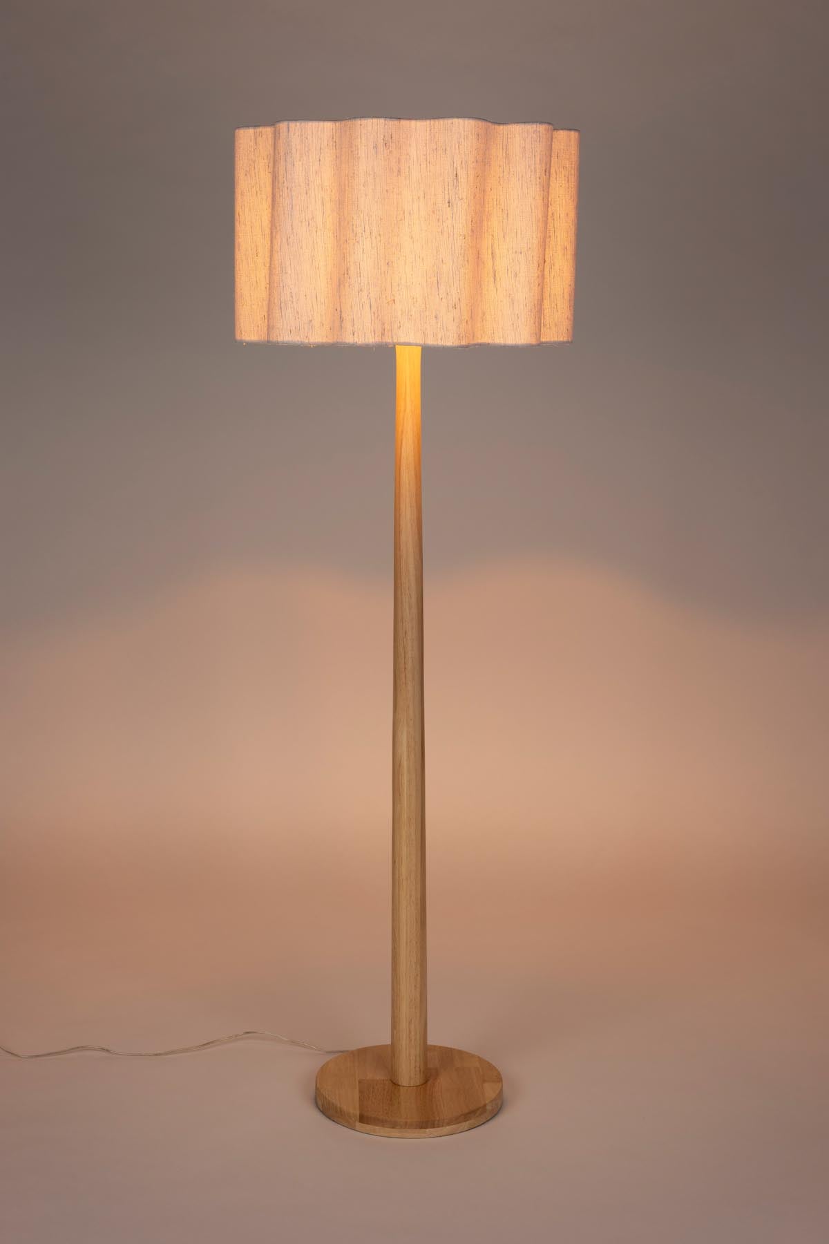 Stehlampe Scallop in Natürlich präsentiert im Onlineshop von KAQTU Design AG. Stehleuchte ist von Dutchbone
