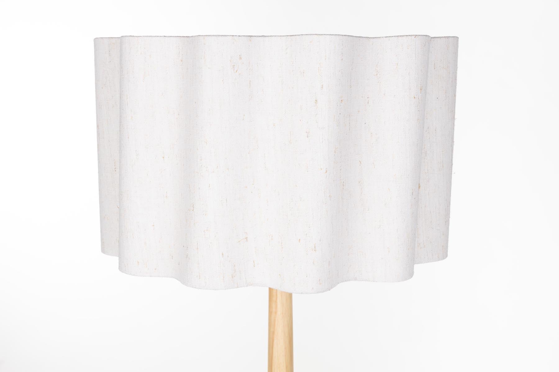 Stehlampe Scallop in Natürlich präsentiert im Onlineshop von KAQTU Design AG. Stehleuchte ist von Dutchbone