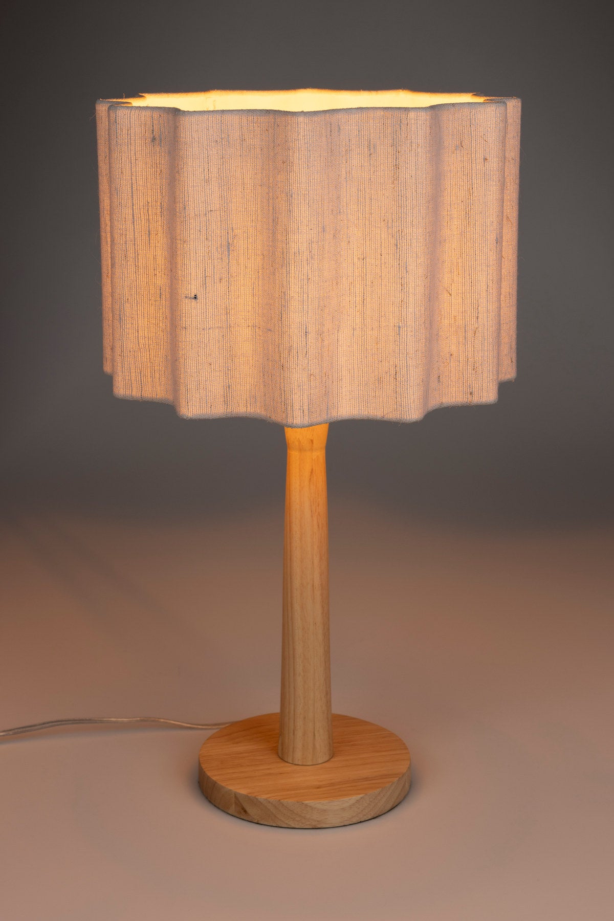 Tischlampe Scallop in Natürlich präsentiert im Onlineshop von KAQTU Design AG. Tischleuchte ist von Dutchbone