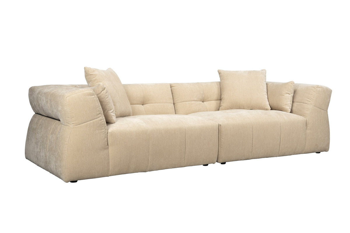 Beiges 5er Sofa Hodge von Dutchbone mit gestepptem Samtbezug, geschwungenen Armlehnen und leicht ausgestellten Rückenlehnen.