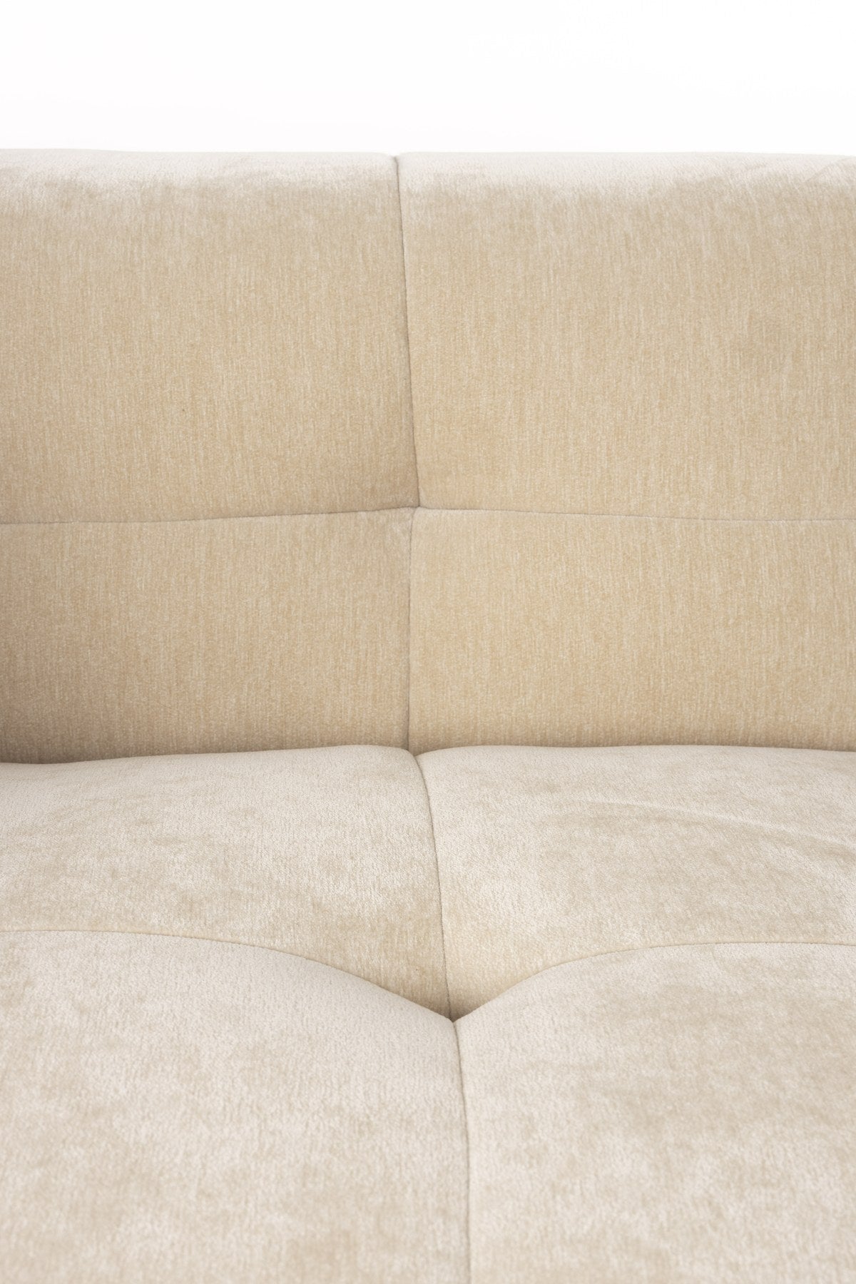 Beiges 5er Sofa Hodge von Dutchbone mit gestepptem Samtbezug, geschwungenen Armlehnen und leicht ausgestellten Rückenlehnen.