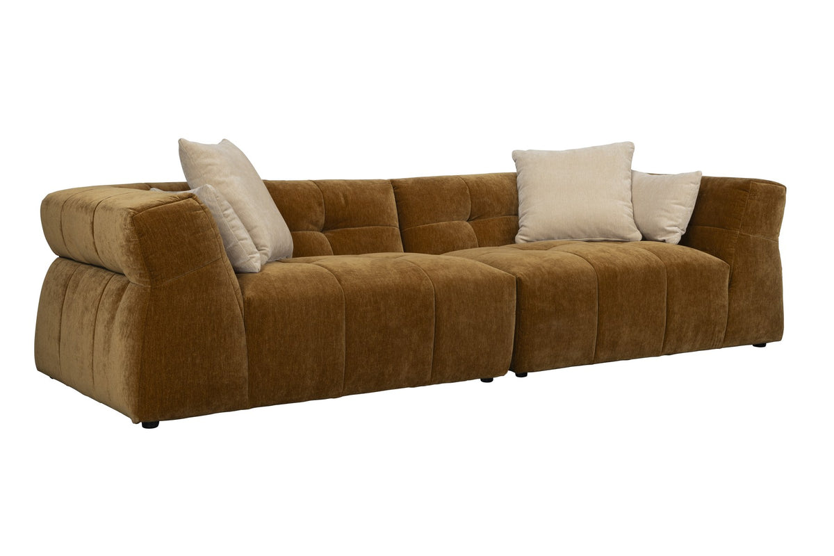 Braunes 5er Sofa Hodge von Dutchbone mit gesteppter Sitz- und Rückenlehne, Samtbezug in Ocker und geschwungenen Armlehnen.