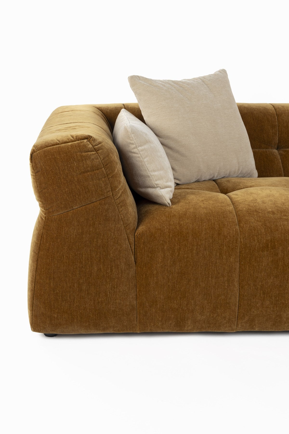 Braunes 5er Sofa Hodge von Dutchbone mit gesteppter Sitz- und Rückenlehne, Samtbezug in Ocker und geschwungenen Armlehnen.