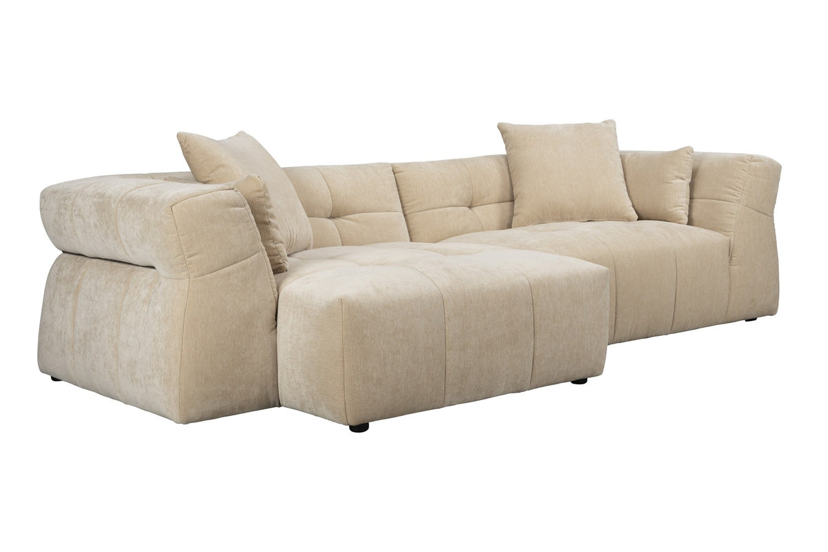 Beiges Ecksofa Hodge mit linksseitiger Chaiselongue, gesteppter Sitz- und Rückenlehne aus glänzendem Samtstoff, leicht nach aussen gebogene Armlehnen.
