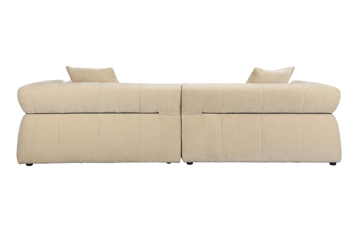 Beiges Ecksofa Hodge mit linksseitiger Chaiselongue, gesteppter Sitz- und Rückenlehne aus glänzendem Samtstoff, leicht nach aussen gebogene Armlehnen.