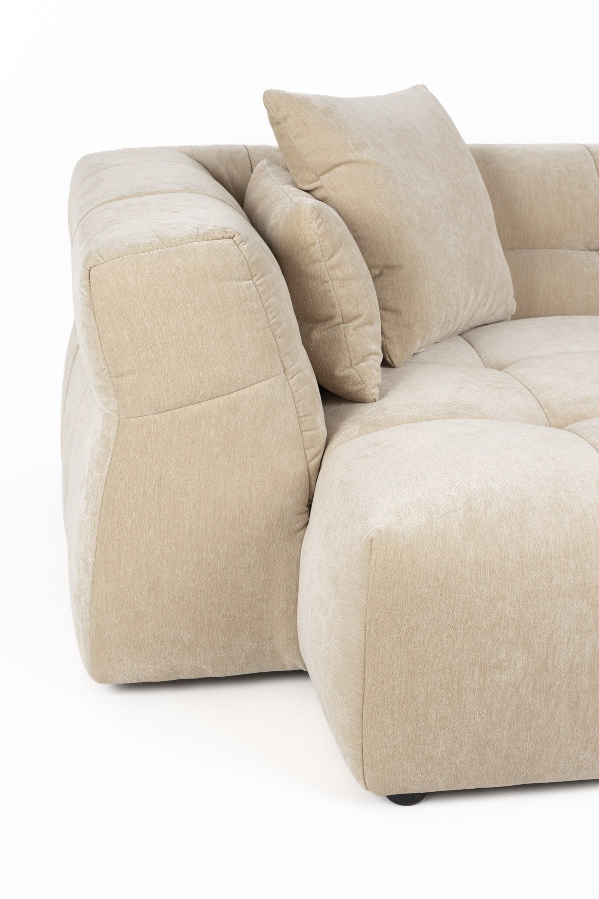Beiges Ecksofa Hodge mit linksseitiger Chaiselongue, gesteppter Sitz- und Rückenlehne aus glänzendem Samtstoff, leicht nach aussen gebogene Armlehnen.