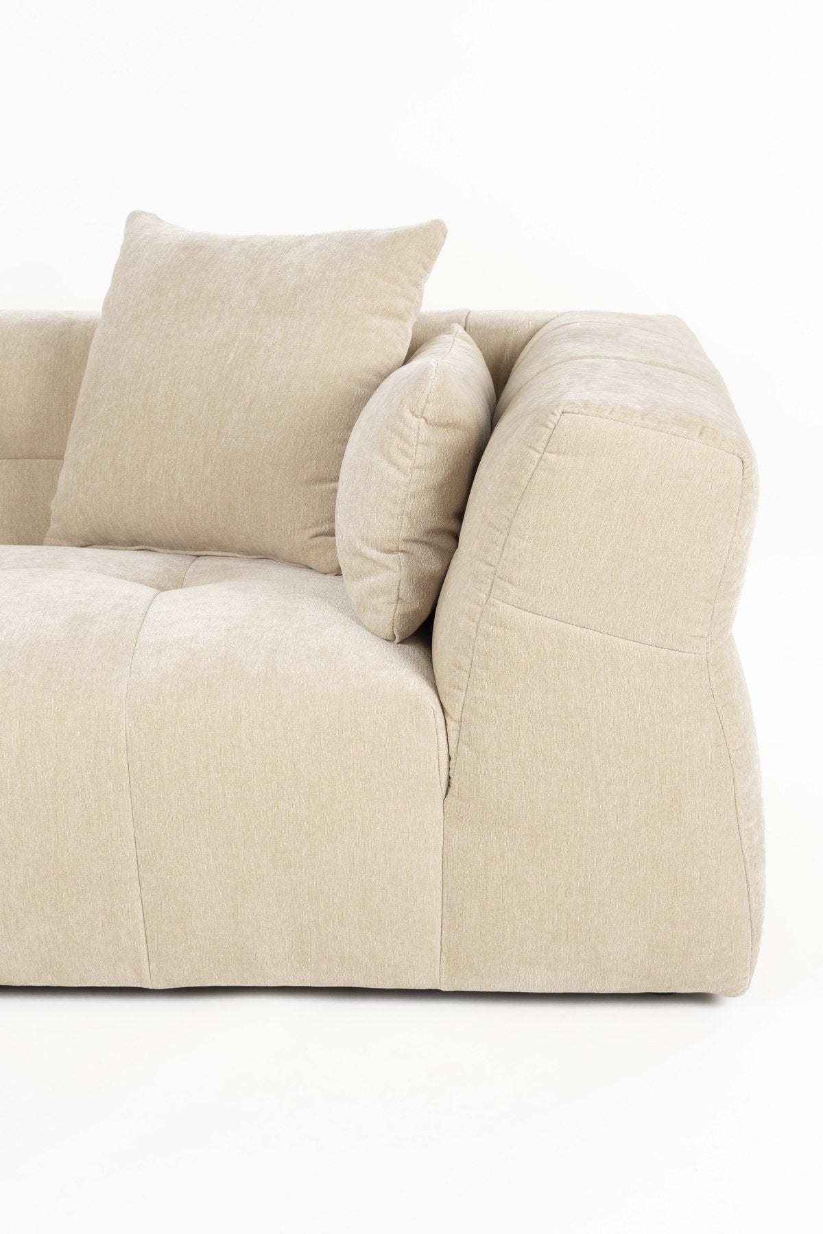 Beiges Ecksofa Hodge mit linksseitiger Chaiselongue, gesteppter Sitz- und Rückenlehne aus glänzendem Samtstoff, leicht nach aussen gebogene Armlehnen.