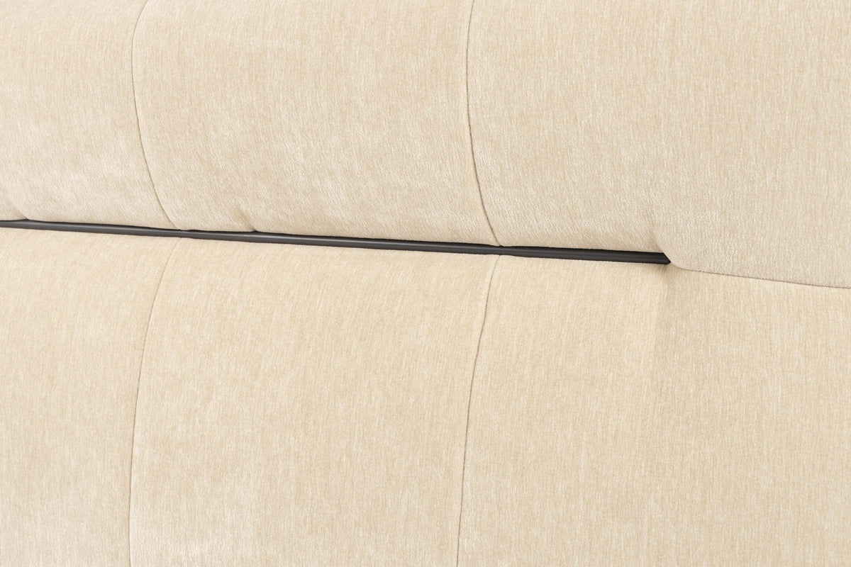 Beiges Ecksofa Hodge mit linksseitiger Chaiselongue, gesteppter Sitz- und Rückenlehne aus glänzendem Samtstoff, leicht nach aussen gebogene Armlehnen.