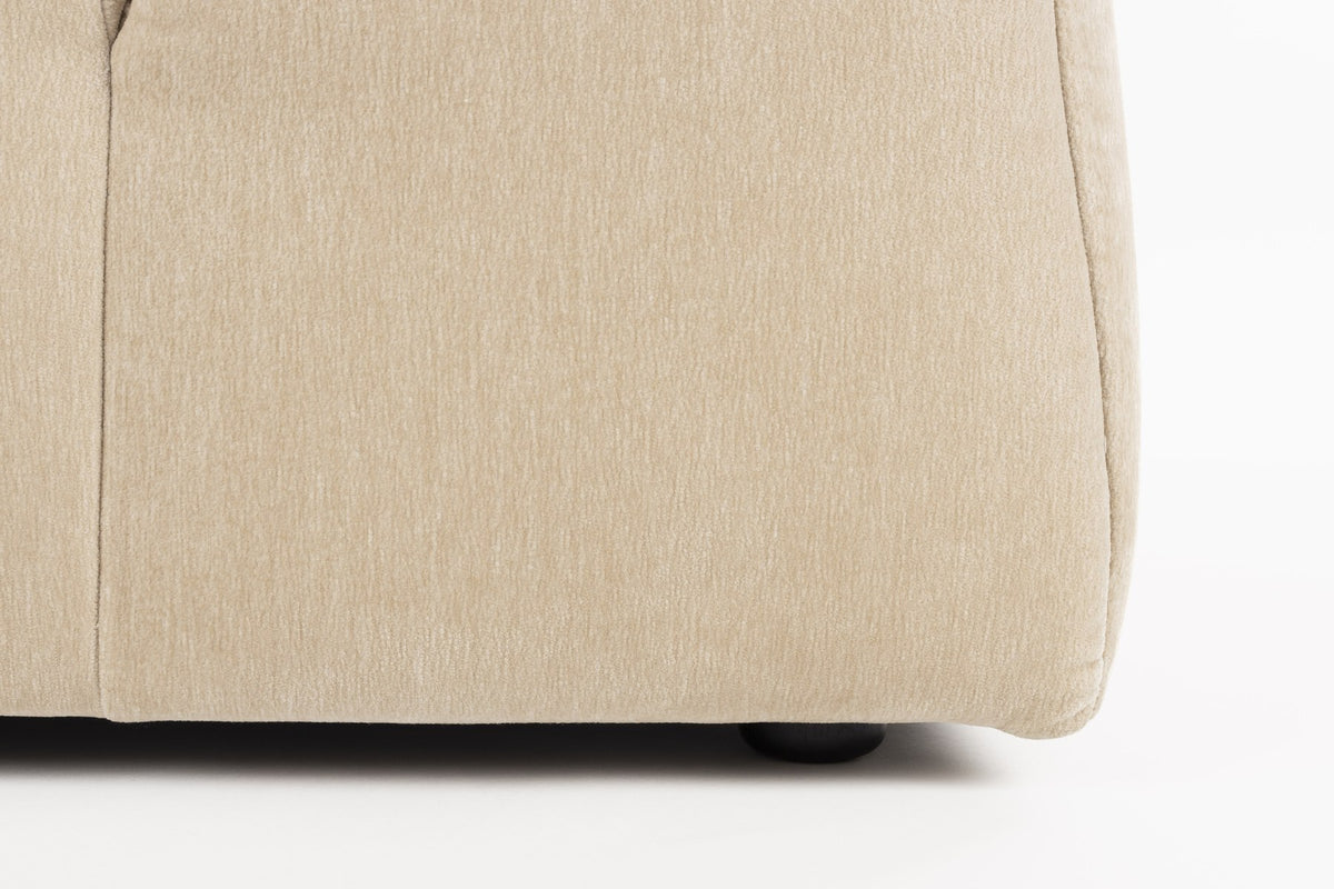 Beiges Ecksofa Hodge mit linksseitiger Chaiselongue, gesteppter Sitz- und Rückenlehne aus glänzendem Samtstoff, leicht nach aussen gebogene Armlehnen.
