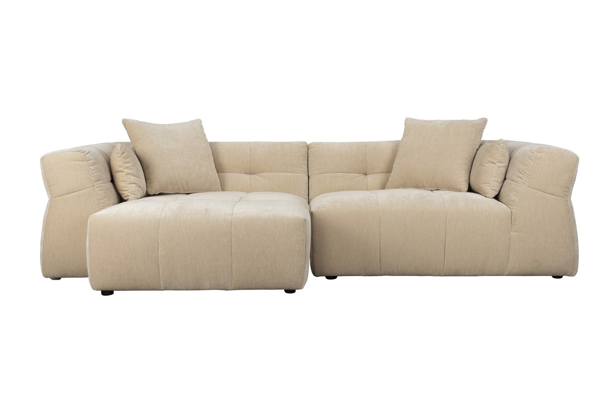 Beiges Ecksofa Hodge mit linksseitiger Chaiselongue, gesteppter Sitz- und Rückenlehne aus glänzendem Samtstoff, leicht nach aussen gebogene Armlehnen.
