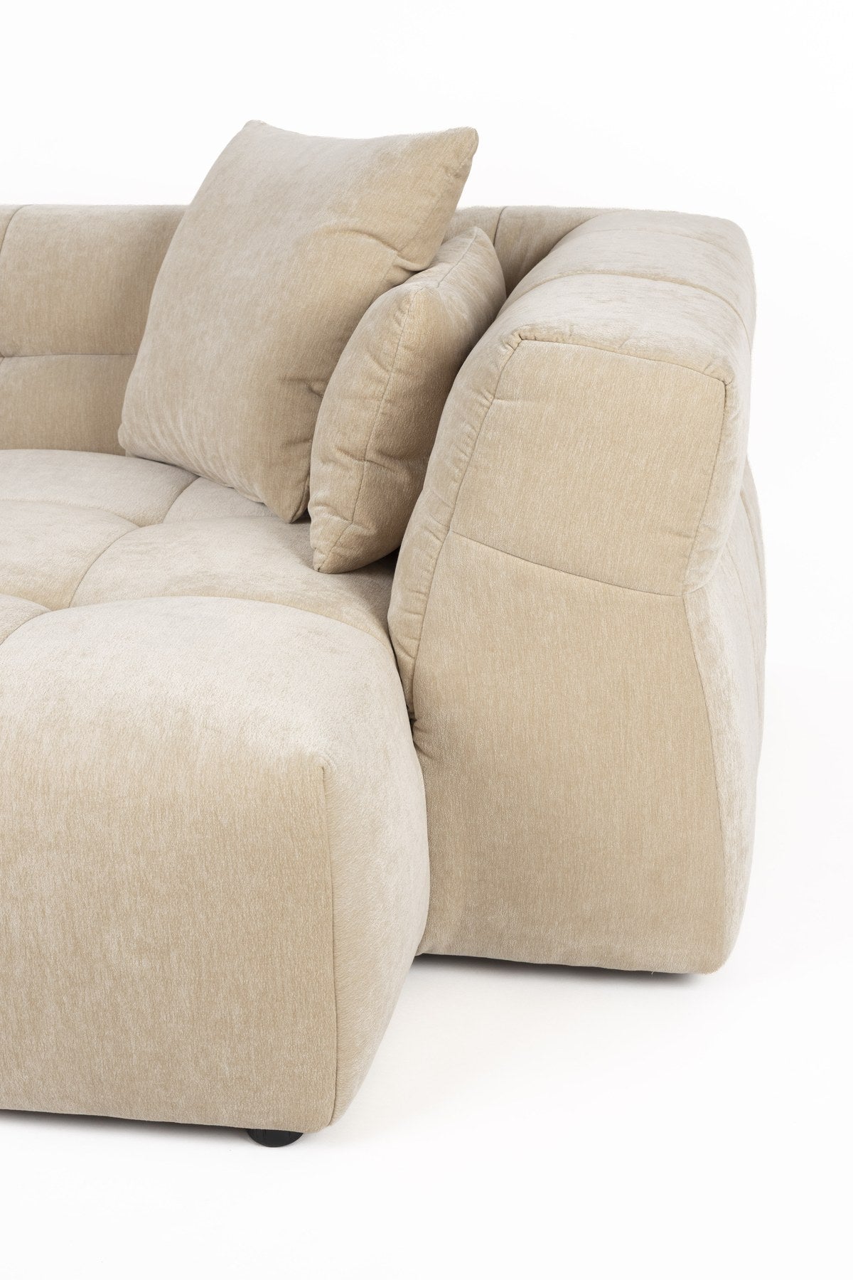 Beiges Ecksofa rechts Hodge von Dutchbone mit Samtbezug, gesteppter Sitz- und Rückenlehne sowie leicht nach aussen gebogenen Armlehnen.