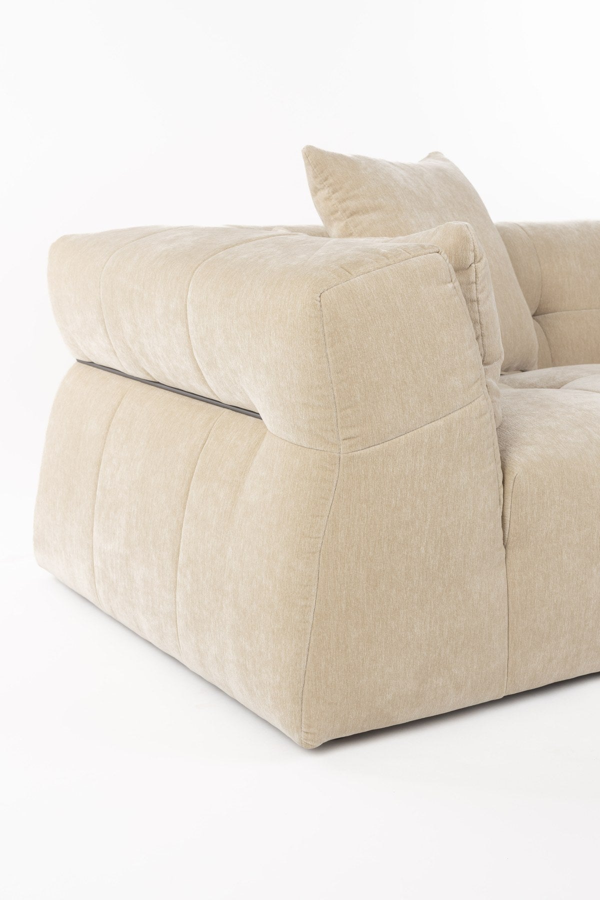 Beiges Ecksofa rechts Hodge von Dutchbone mit Samtbezug, gesteppter Sitz- und Rückenlehne sowie leicht nach aussen gebogenen Armlehnen.